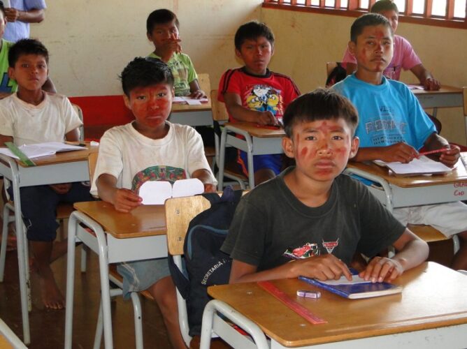 Estudiantes indígenas en aula de clase