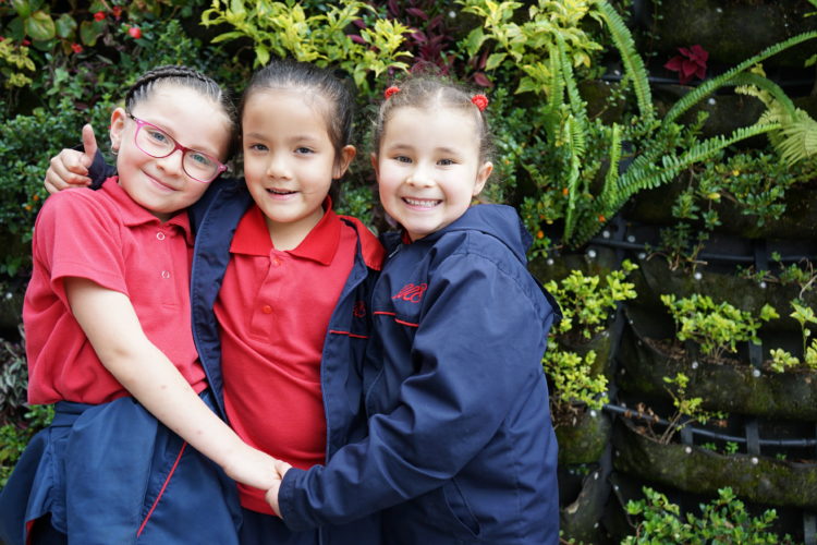 Tres niñas con uniforme